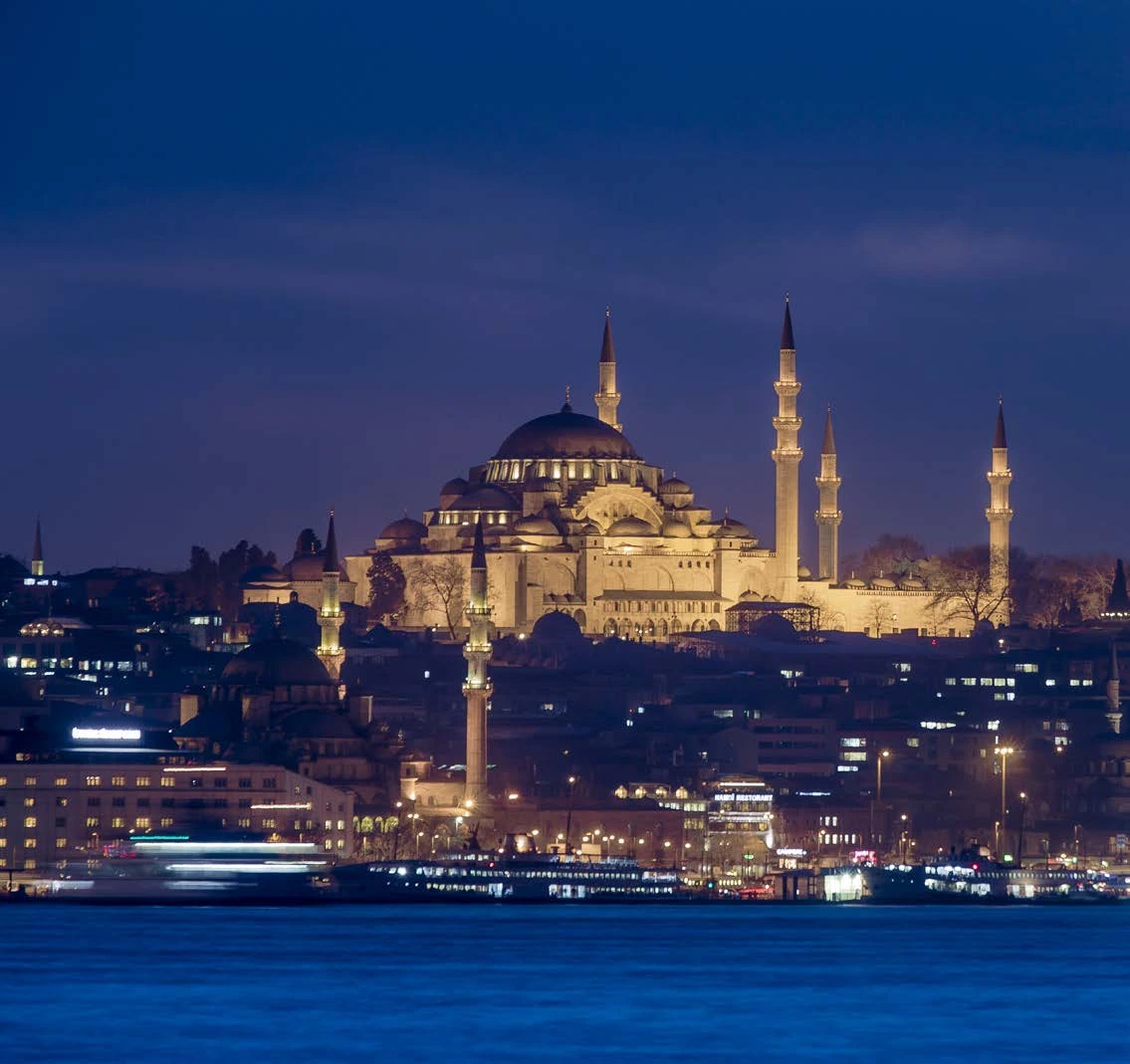 Gece İstanbul ve cami manzarası